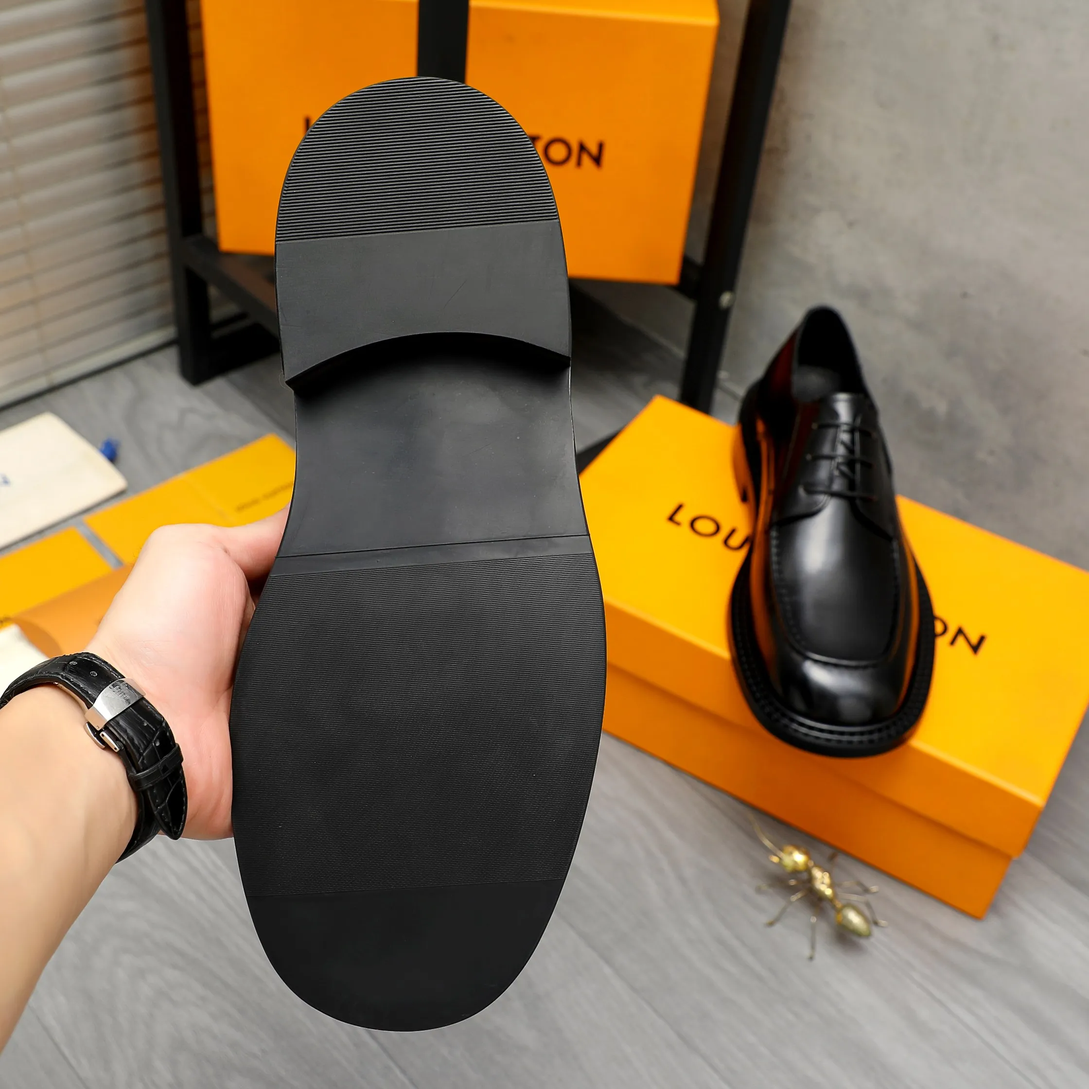 Men's shoes 💰600 Product trademark: LV "Louis Vuitton" business casual lace-up leather shoes Regular size: 37-46 Product materials: Selected high-quality cowhide upper, pigskin lining, rubber outsole